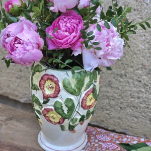 Vase en barbotine vintage motif floraux