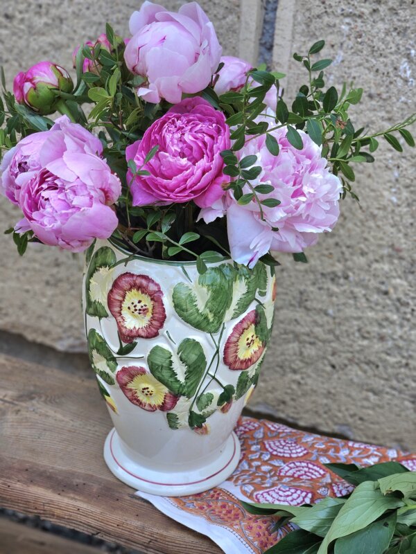 Vase en barbotine vintage motif floraux