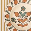Assiette murale en terre cuite décor peint main "Liora" – Image 4