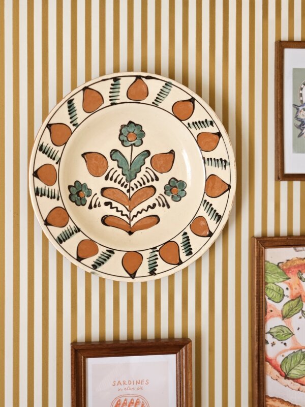 Assiette murale en terre cuite décor peint main