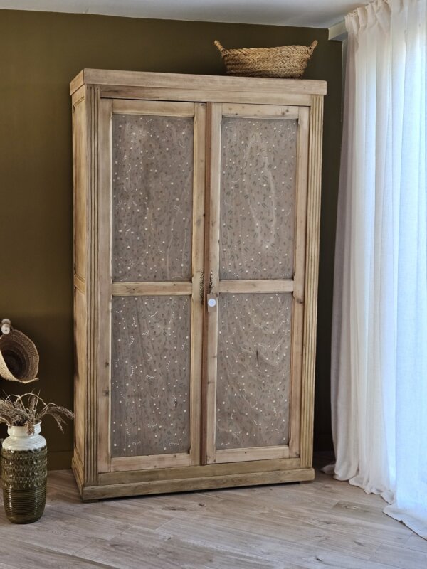 Armoire parisienne bois brut et motif peint main - Pièce unique rénovée | LIVIA