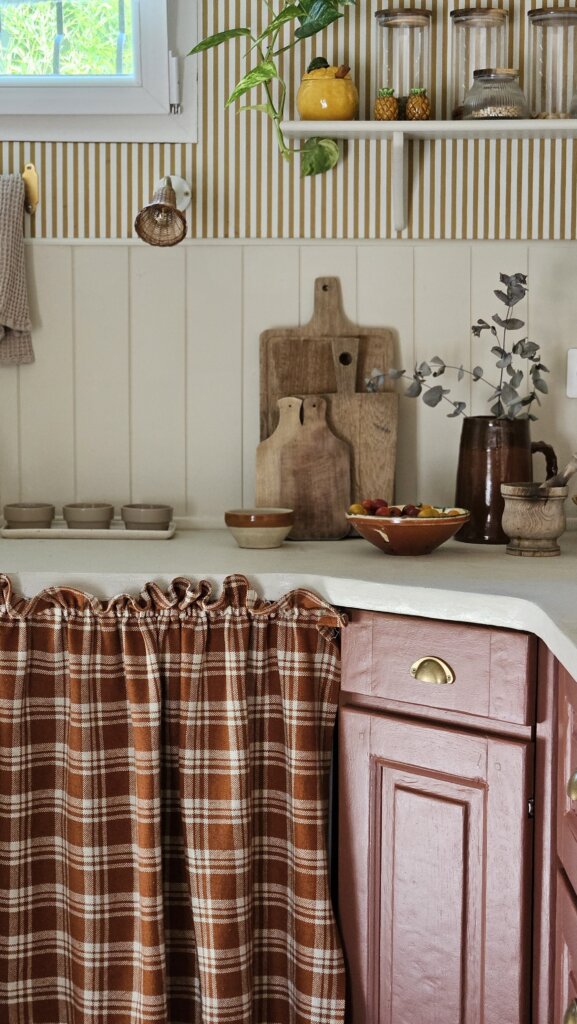 Projet déco : cuisine vintage inspirée des épiceries italiennes, combinant mobilier chiné, couleur Lyrisme de Ressource et papier peint rayé ocre.