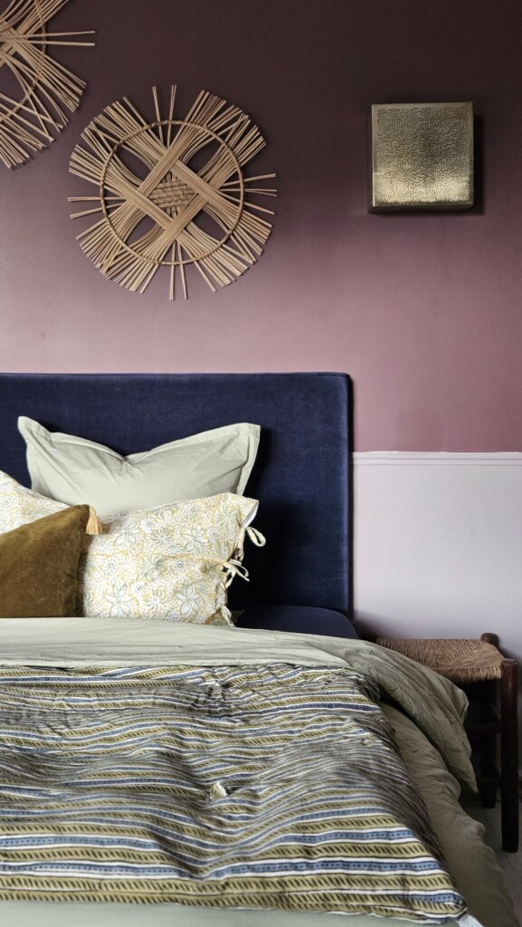 Projet déco : chambre chic et cosy avec la couleur phare automne 2025, bordeaux lie de vin, idéale pour un intérieur raffiné et contemporain.