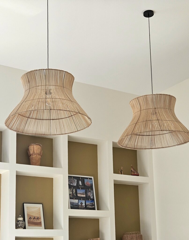 Suspension en rotin XXL installée au-dessus de la salle à manger