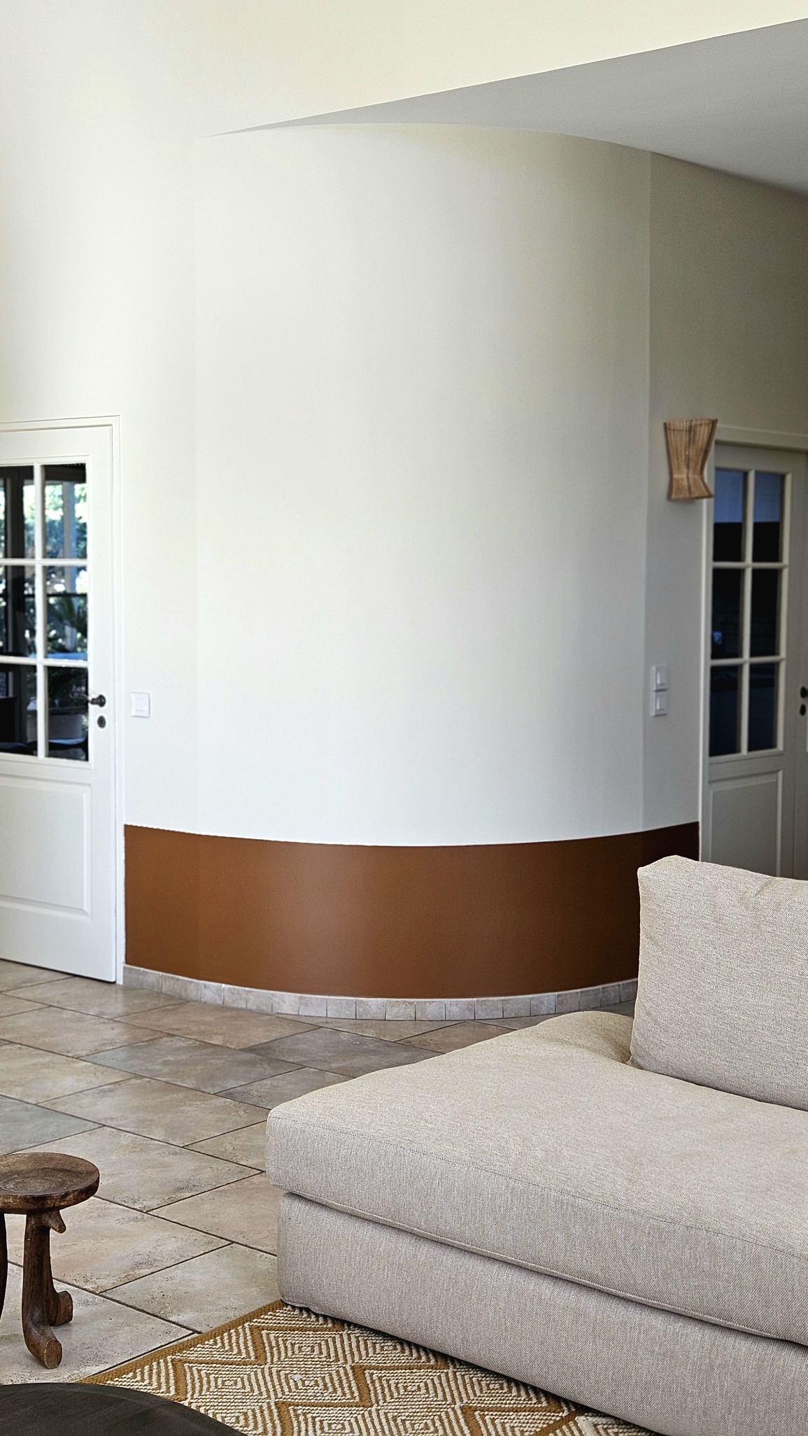 Détail du mur courbé peint en Marmelo Farrow & Ball – accent sur la couleur et le fil conducteur décoratif.