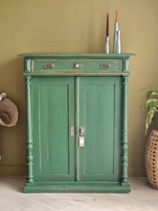 Cabinet ancien en sapin patine vert Metsä | Hector