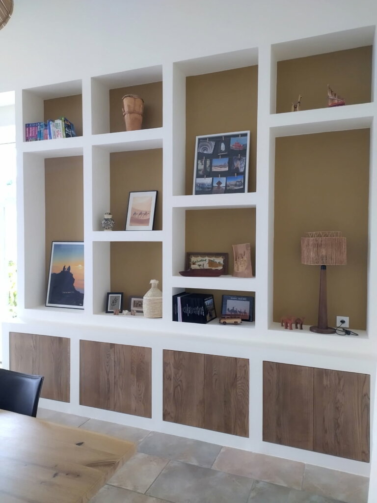 Niches décoratives sur mesure intégrant livres, objets chinés et souvenirs de voyage – design intérieur C. Rêves Intérieurs.