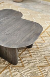 Tapis en laine Duoba “Curcuma” Cravane Paris dans le salon de la grange rénovée