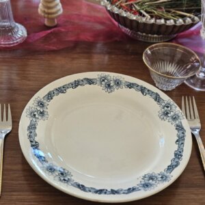 Lot de 8 assiettes plates Longchamp – Modèle “Denise” – Terre de fer – décor fleuri bleu