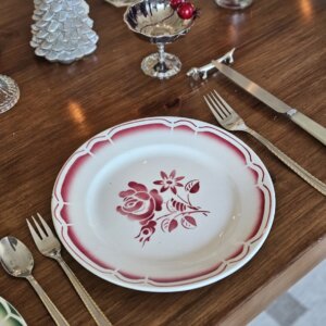 Lot de 4 assiettes plates vintage Badonviller – Porcelaine opaque, motifs rose bordeaux D23 cm