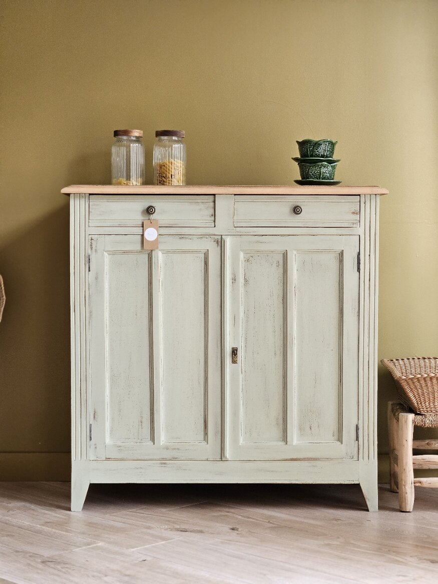 Buffet parisien vintage en bois massif – Léonie – Patine vert sauge