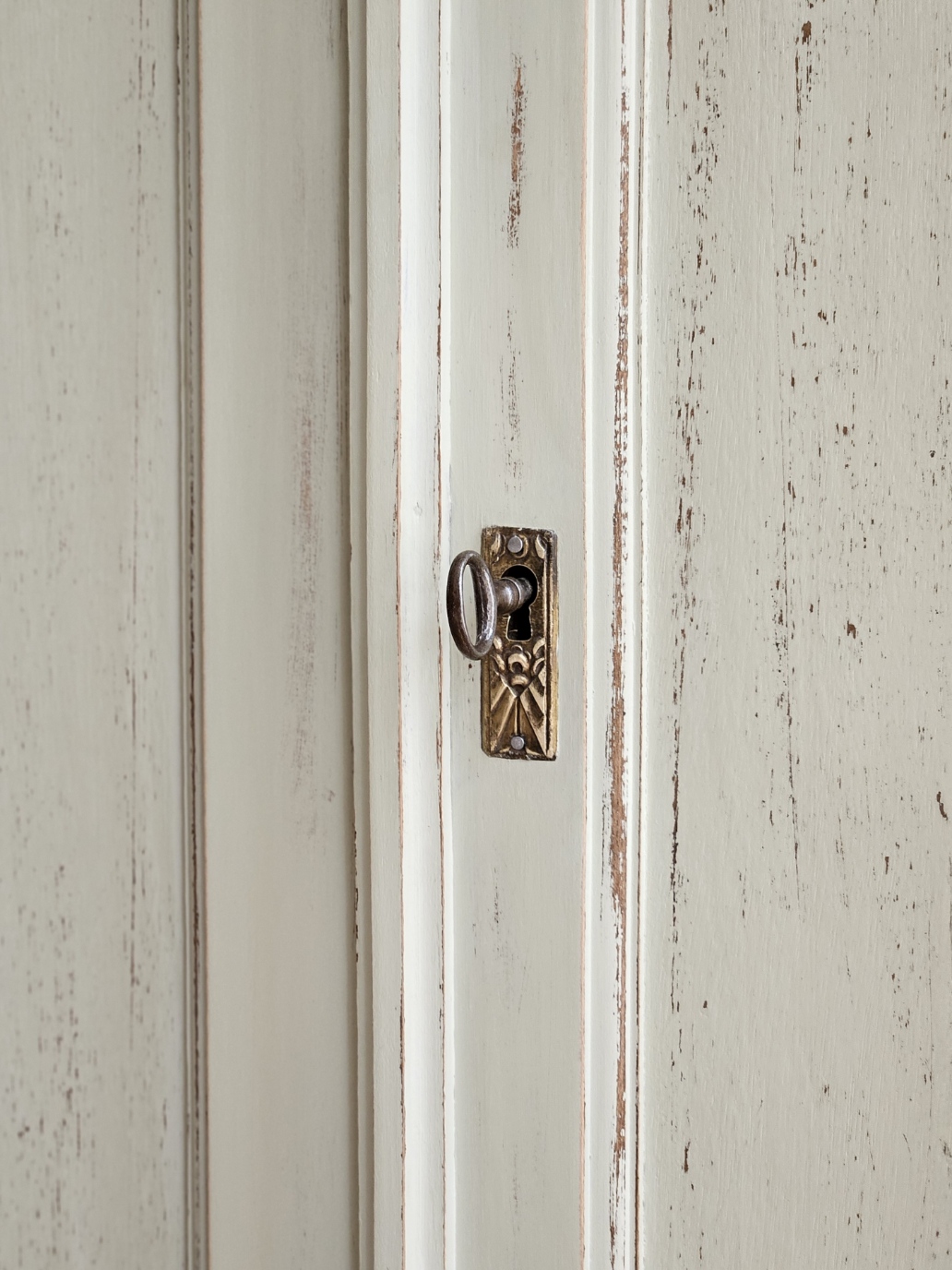 Buffet parisien vintage patiné en bois massif | LEONIE – Image 11