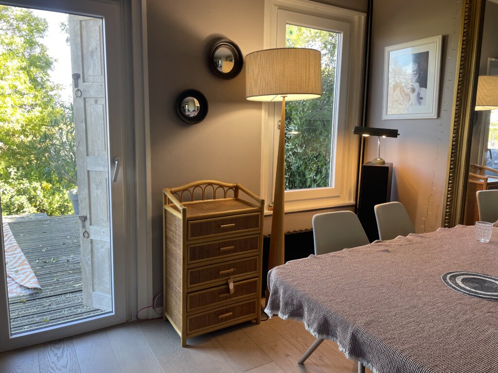 Chiffonnier rotin 70’s restauré – mobilier vintage chiné Les Trésors de Clem pour rangement déco