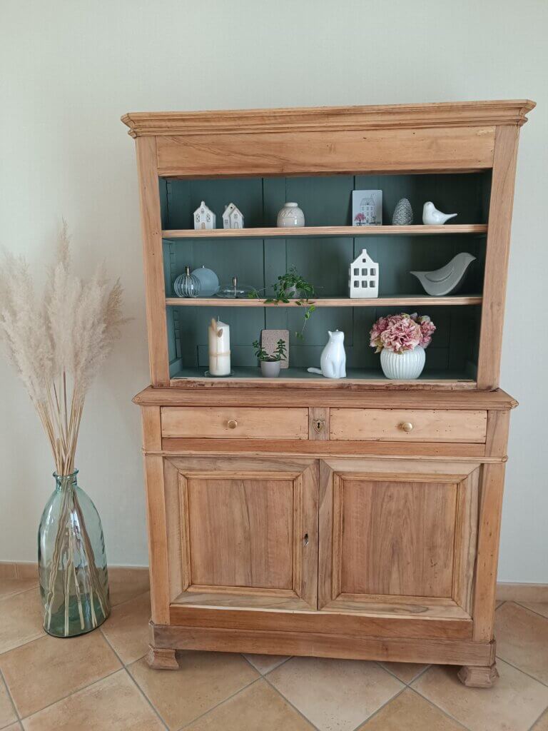 Vaisselier 2 corps “GUSTAVE” bois brut & fond Treron Farrow & Ball | Mobilier vintage rénové Les Trésors de Clem