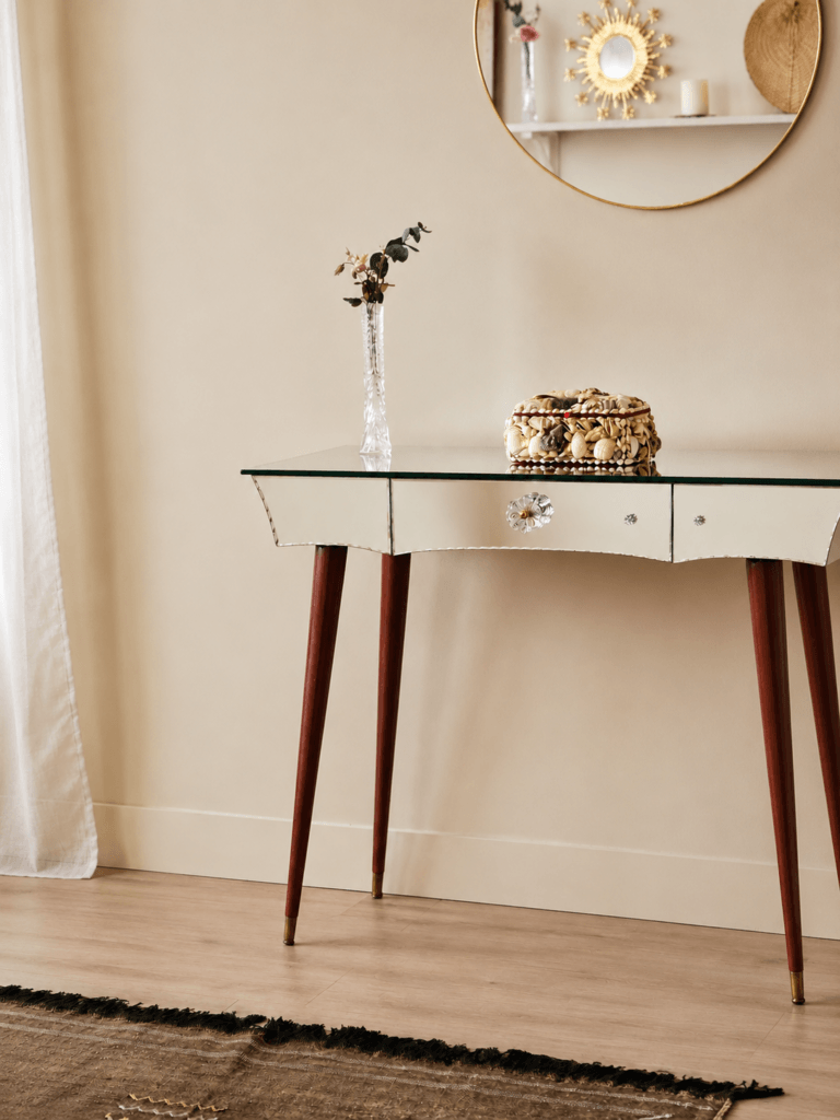 Mobilier vintage restauré intégré dans un projet de rénovation de chambre.