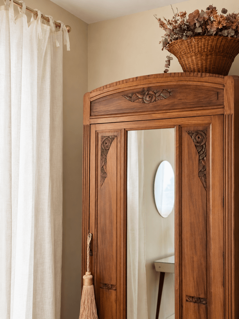 Rénovation complète d'une chambre avec ambiance bohème chic et mobilier en bois naturel.