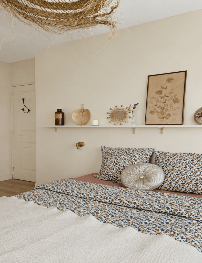 Aménagement d'une chambre chaleureuse dans le cadre d'un projet de rénovation intérieure, mêlant matières naturelles, mobilier sur mesure et décoration raffinée.