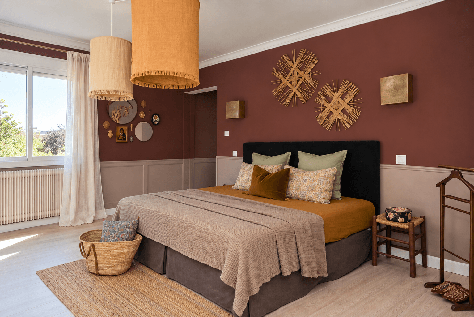 Décoration et rénovation d’une chambre parentale chaleureuse, teintes bordeaux et ocre, matières naturelles et mobilier de caractère.